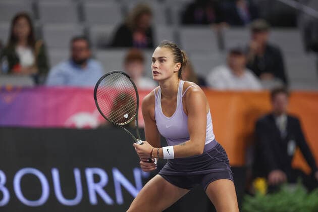 FORT WORTH, TX - NOVEMBER 04: Aryna Sabalenka receives serve during the WTA, Tennis Damen Finals on November 4, 2022 at Dickies Arena in Fort Worth, TX. (Photo by George Walker Icon Sportswire) TENNIS: NOV 04 WTA Finals Icon221104039