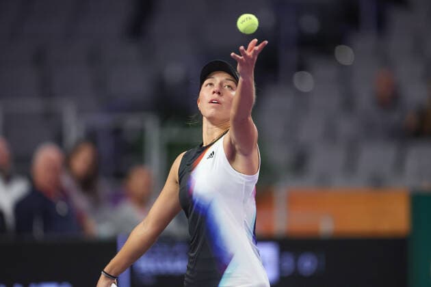 FORT WORTH, TX - NOVEMBER 04: Jessica Pegula (USA) serves during the WTA, Tennis Damen Finals on November 4, 2022 at Dickies Arena in Fort Worth, TX. (Photo by George Walker Icon Sportswire) TENNIS: NOV 04 WTA Finals Icon221104041