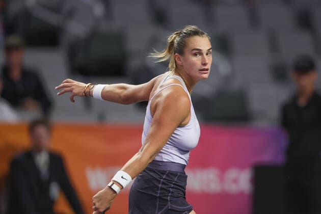 FORT WORTH, TX - NOVEMBER 04: Aryna Sabalenka hits a backhand during the WTA, Tennis Damen Finals on November 4, 2022 at Dickies Arena in Fort Worth, TX. (Photo by George Walker Icon Sportswire) TENNIS: NOV 04 WTA Finals Icon221104043