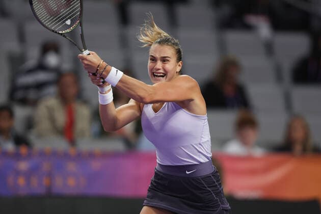 FORT WORTH, TX - NOVEMBER 04: Aryna Sabalenka hits a backhand during the WTA, Tennis Damen Finals on November 4, 2022 at Dickies Arena in Fort Worth, TX. (Photo by George Walker Icon Sportswire) TENNIS: NOV 04 WTA Finals Icon221104045