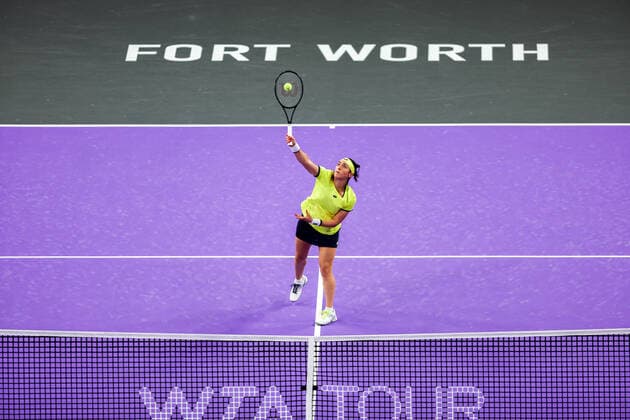 FORT WORTH, TX - NOVEMBER 04: Ons Jabeur (TUN) serves during the WTA, Tennis Damen Finals on November 4, 2022 at Dickies Arena in Fort Worth, TX. (Photo by George Walker Icon Sportswire) TENNIS: NOV 04 WTA Finals Icon221104047