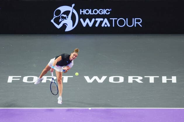 FORT WORTH, TX - NOVEMBER 04: Maria Sakkari (GRE) serves during the WTA, Tennis Damen Finals on November 4, 2022 at Dickies Arena in Fort Worth, TX. (Photo by George Walker Icon Sportswire) TENNIS: NOV 04 WTA Finals Icon221104050