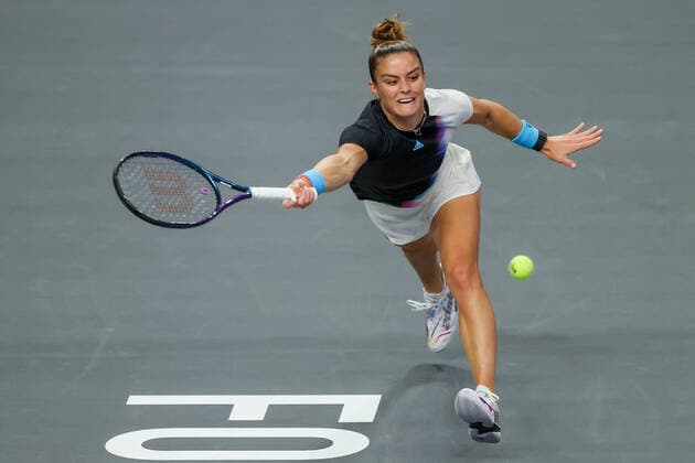FORT WORTH, TX - NOVEMBER 04: Maria Sakkari (GRE) stretches for a forehand during the WTA, Tennis Damen Finals on November 4, 2022 at Dickies Arena in Fort Worth, TX. (Photo by George Walker Icon Sportswire) TENNIS: NOV 04 WTA Finals Icon221104054