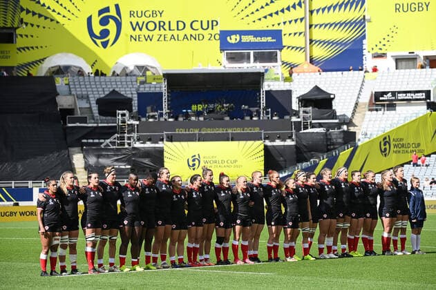 Rugby, WM Frauen, Kanada - England 5th November 2022; Auckland, New Zealand: Canada players during the national anthems. Canada versus England, Women& x2019;s Rugby World Cup New Zealand 2021 (played in 2022) Semi Final match at Eden Park, Auckland, New Zealand  ActionPlus12444977 AndrewxCornaga