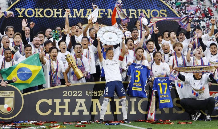 Sport Themen der Woche KW44 Fußball, Yokohama F Marinos feiert den Gewinn der japanischen Meisterschaft Marinos secure 5th J-League title Yokohama F Marinos players celebrate after winning their fifth J-League first-division football title following a 3-1 win away to Vissel Kobe on the final day of the season at Noevir Stadium in Kobe on Nov. 5, 2022.  A14AA0001351688P 