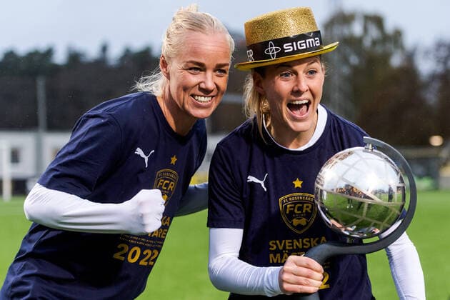 Sport Themen der Woche KW44 Fußball, FC Rosengard als Meister von Schweden geehrt 221105 FC Rosengards Caroline Seger och Olivia Schough jublar med Kronprinsessan Victorias pokal efter fotbollsmatchen i Damallsvenskan mellan Brommapojkarna och FC Rosengard den 5 november 2022 i Stockholm. *** 221105 FC Rosengards Caroline Seger and Olivia Schough celebrate with Crown Princess Victorias trophy after the Damallsvenskan soccer match between Brommapojkarna and FC Rosengard on November 5, 2022 in Stockholm,  Copyright: JOHANNAxWALLEN BB221105JW025
