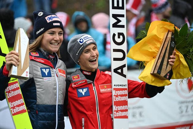 Ski jumping, Skispringen, Ski, nordisch - FIS WC Wisla WISLA,POLAND,05.NOV.22 - NORDIC SKIING, SKI JUMPING - FIS World Cup, large hill, ladies, award ceremony. Image shows Sara Marita Kramer and Eva Pinkelnig (AUT).  GEPAxpictures xWrofoto xPiotrxHawalej