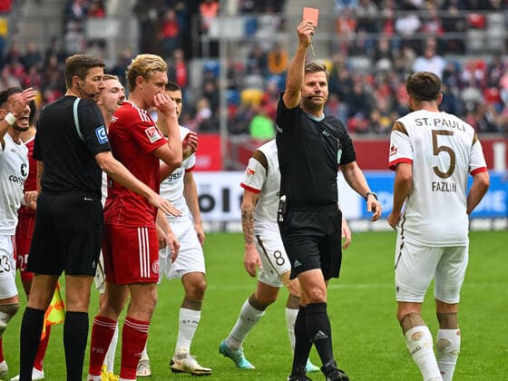Sport Themen der Woche KW44 Sport Bilder des Tages Schiedsrichter Frank Willenborg zeigt Betim Fazliji (FC St. Pauli, 05) die Rote Karte. Dabei Christoph Klarer (Fortuna Duesseldorf, 05). Fortuna Duesseldorf vs. FC St. Pauli, Fussball, 2. Bundesliga, 15. Spieltag, Saison 2022 2023, 05.11.2022 DFB DFL Regulations prohibit any use of Photographs as image sequences and or quasi-video Fortuna Duesseldorf vs. FC St. Pauli, Fussball, 2. Bundesliga, 15. Spieltag, Saison 2022 2023, 05.11.2022 Duesseldorf *** Referee Frank Willenborg shows Betim Fazliji FC St Pauli, 05 the red card Doing so Christoph Klarer Fortuna Duesseldorf, 05 Fortuna Duesseldorf vs FC St Pauli, Football, 2 Bundesliga, 15 Spieltag, Saison 2022 2023, 05 11 2022 DFB DFL Regulations prohibit any use of Photographs as image sequences and or quasi video Fortuna Duesseldorf vs FC St Pauli, Football, 2 Bundesliga, 15 Spieltag, Saison 2022 2023, 05 11 2022 Duesseldorf Copyright: xEibner-Pressefoto ThomasxHaeslerx EP_EER