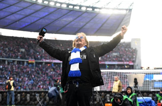 Bilder des Jahres, Sport 11 November Sport Themen der Woche KW44 Fussball, Herren, Saison 2022 2023, 1. Bundesliga (13. Spieltag), Hertha BSC - FC Bayern München, Frank Zander sang die Hymne von Hertha live, 05.11. 2022, *** Football, men, season 2022 2023, 1 Bundesliga 13 matchday , Hertha BSC FC Bayern Munich, Frank Zander sang the anthem of Hertha live, 05 11 2022, Copyright: xSebastianxRäppold MatthiasxKochx