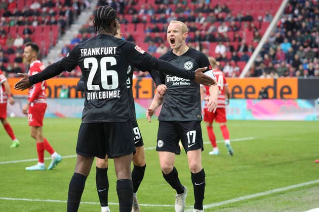 Sport Themen der Woche KW44 Sport Bilder des Tages Augsburg, Deutschland 05. November 2022: 1. BL - 2022 2023 - FC Augsburg vs. Eintracht Frankfurt v.re. Sebastian Rode (Eintracht Frankfurt) jubelt nach seinem Tor zum 1:1 mit Junior Dina Ebimbe (Eintracht Frankfurt) DFB regulations prohibit any use of photographs as image sequences and or quasi-video. WWK Arena Bayern *** Augsburg, Germany 05 November 2022 1 BL 2022 2023 FC Augsburg vs Eintracht Frankfurt v re Sebastian Rode Eintracht Frankfurt cheers after his goal to 1 1 with Junior Dina Ebimbe Eintracht Frankfurt DFB regulations prohibit any use of photographs as image sequences and or quasi video WWK Arena Bayern Copyright: xFotostandx xStiebertx