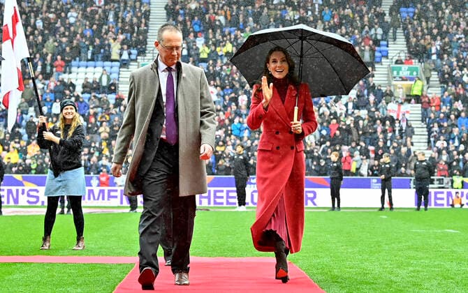 Sport Bilder des Tages Picture by Allan McKenzie SWpix.com - 05 11 2022 - Rugby League - Rugby League World Cup 2021 - HRH The Princess of Wales - England v Papua New Guinea - DW Stadium, Wigan, England - HRH The Princess of Wales and Jon Dutton CEO of Rugby League World Cup 2021 England v Papua New Guinea SWP-1907-0004