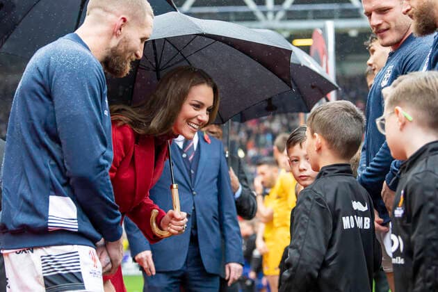 Picture by Allan McKenzie SWpix.com - 05 11 2022 - Rugby League - Rugby League World Cup 2021 - HRH The Princess of Wales - England v Papua New Guinea - DW Stadium, Wigan, England - HRH The Princess of Wales meets the mascots with England Captain Sam Tomkins England v Papua New Guinea SWP-1907-0010