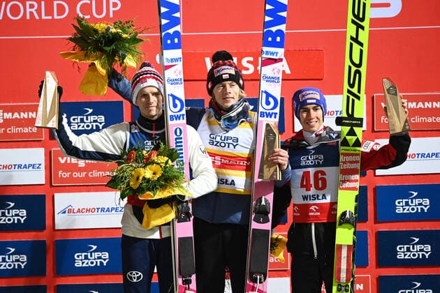 Bilder des Jahres, Sport 11 November Sport Themen der Woche KW44 Ski jumping, Skispringen, Ski, nordisch - FIS WC Wisla WISLA,POLAND,05.NOV.22 - NORDIC SKIING, SKI JUMPING - FIS World Cup, large hill, men, award ceremony. Image shows the rejoicing of Halvor Egner Granerud (NOR), Dawid Kubacki (POL) and Stefan Kraft (AUT).  GEPAxpictures xWrofoto xPiotrxHa