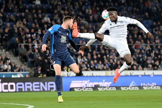 Bilder des Jahres, Sport 11 November Sport Themen der Woche KW44 Sport Bilder des Tages Bielefeld, Schueco Arena, 05.11.22, GER, Herren, 2.Bundesliga, Saison 2022-2023, DSC Arminia Bielefeld - 1.FC Kaiserslautern Bild: v. li. im Zweikampf Boris Tomiak (Kaiserslautern) und Bryan Lasme (Bielefeld). Platzverweis,, gelb-rote Karte Bryan Lasme (Bielefeld) Nur fuer journalistische Zwecke! Only for editorial use! Gemaess den Vorgaben der DFL Deutsche Fußball Liga ist es untersagt, in dem Stadion und oder vom Spiel angefertigte Fotoaufnahmen in Form von Sequenzbildern und oder videoaehnlichen Fotostrecken zu verwerten bzw. verwerten zu lassen. DFL regulations prohibit any use of photographs as image sequences and or quasi-video. Nordrhein-Westfalen Deutschland *** Bielefeld, Schueco Arena, 05 11 22, GER, Herren, 2 Bundesliga, Saison 2022 2023, DSC Arminia Bielefeld 1 FC Kaiserslautern Bild v li im Zweikampf Boris Tomiak Kaiserslautern und Bryan Lasme Bielefeld Platzverweis,, yellow red card Bryan Lasme Bielefeld Nur fuer journalistische Zwecke Only for editorial use According to the DFL Deutsche Fußball Liga regulations it is prohibited, DFL regulations prohibit any use of photographs as image sequences and or quasi video Nordrhein Westfalen Germany