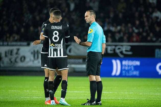 Thomas Leonard (Arbitre central)$ FOOTBALL : Angers SCO vs RC Lens - Ligue 1 - Journee 14 - 05 11 2022 BaptisteAutissier Panoramic 