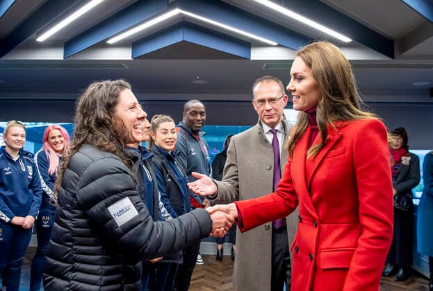 Picture by Allan McKenzie SWpix.com - 05 11 2022 - Rugby League - Rugby League World Cup 2021 - HRH The Princess of Wales - England v Papua New Guinea - DW Stadium, Wigan, England - HRH Princess of Wales meets the Canadian rugby league captain Gabrielle Hindley. HRH The Princess of Wales SWP-1907-0029