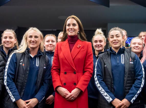 Picture by Allan McKenzie SWpix.com - 05 11 2022 - Rugby League - Rugby League World Cup 2021 - HRH The Princess of Wales - England v Papua New Guinea - DW Stadium, Wigan, England - HRH Princess of Wales poses for pictures with the England women s rugby league team, flanked by Jodie Cunningham (l) & captain Emily Ridge (r). HRH The Princess of Wales SWP-1907-0031
