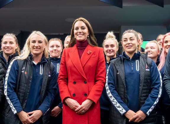 Picture by Allan McKenzie SWpix.com - 05 11 2022 - Rugby League - Rugby League World Cup 2021 - HRH The Princess of Wales - England v Papua New Guinea - DW Stadium, Wigan, England - HRH Princess of Wales poses for pictures with the England women s rugby league team, flanked by Jodie Cunningham (l) & captain Emily Ridge (r). HRH The Princess of Wales SWP-1907-0033