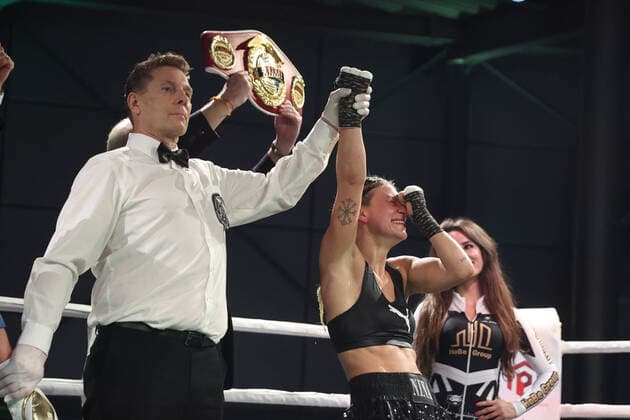 Bilder des Jahres, Sport 11 November Sport Themen der Woche KW44 Sport Bilder des Tages Boxen I P2M Box Promotion I 05.11.2022 Nina Meinke - Edith S. Matthysse Nina Meinke freut sich emotional über den Sieg und den WM-Titel Hamburg POrsche Zentrum Hamburg Deutschland *** Boxing I P2M Box Promotion I 05 11 2022 Nina Meinke Edith S Matthysse Nina Meinke is emotionally happy about the victory and the world championship title Hamburg POrsche Zentrum Hamburg Germany Copyright: xLobeca RalfxHomburgx