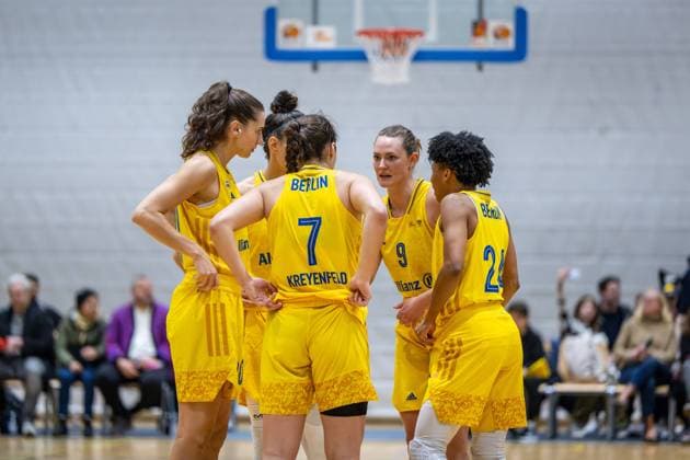 Basketball Berlin 05 11 2022 Season 2022 2023 1 Bundesliga DBBL Alba Berlin inexio Royals Saarlouis Maggie Mulligan Alba, No 00 Stefanie Grigoleit Alba, No 02 hi Leoni Kreyenfeld Alba, No 07 Laina Snyder Alba, No 09 Deeshyra Thomas Alba, No 24