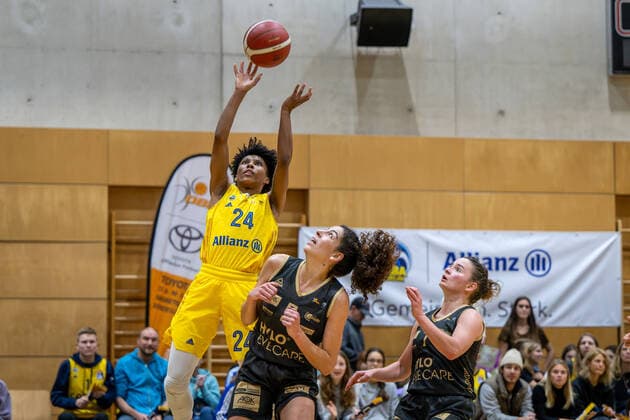 Basketball Berlin 05 11 2022 Season 2022 2023 1 Bundesliga DBBL Alba Berlin inexio Royals Saarlouis Deeshyra Thomas Alba, No 24 Monika Jasnowska Saarlouis, No 15