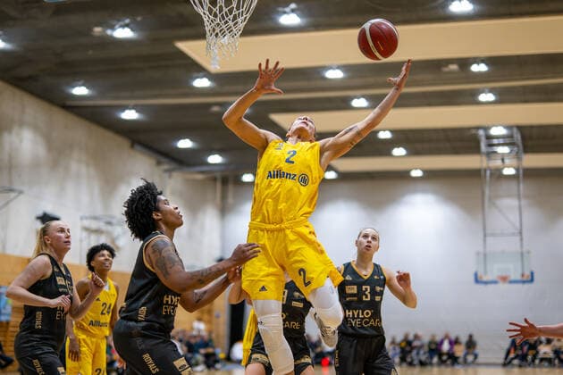 Basketball Berlin 05 11 2022 Season 2022 2023 1 Bundesliga DBBL Alba Berlin inexio Royals Saarlouis Stefanie Grigoleit Alba, No 02 Brianna Lee Rollerson Saarlouis, No 18