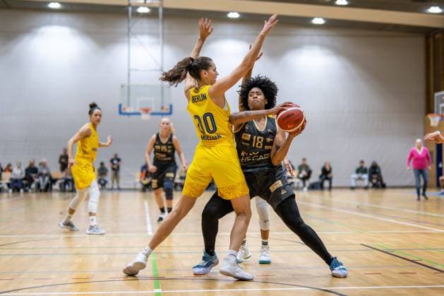 Basketball Berlin 05 11 2022 Season 2022 2023 1 Bundesliga DBBL Alba Berlin inexio Royals Saarlouis Brianna Lee Rollerson Saarlouis, No 18 Maggie Mulligan Alba, No 00