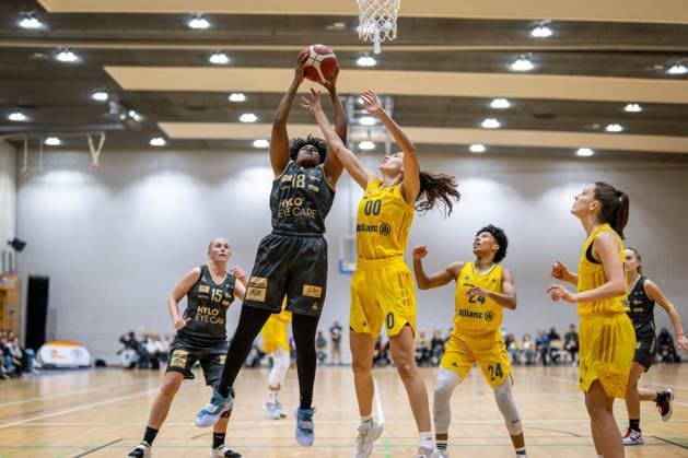 Basketball Berlin 05 11 2022 Season 2022 2023 1 Bundesliga DBBL Alba Berlin inexio Royals Saarlouis Brianna Lee Rollerson Saarlouis, No 18 Maggie Mulligan Alba, No 00