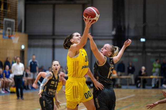 Basketball Berlin 05 11 2022 Season 2022 2023 1 Bundesliga DBBL Alba Berlin inexio Royals Saarlouis Maggie Mulligan Alba, No 00 Monika Jasnowska Saarlouis, No 15