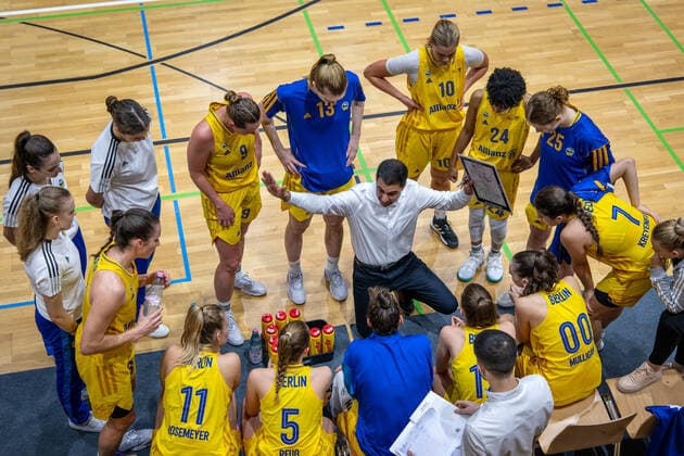 Basketball Berlin 05 11 2022 season 2022 2023 1 Bundesliga DBBL Alba Berlin inexio Royals Saarlouis Cristo Cabrera Alba, coach timeout Alba and others