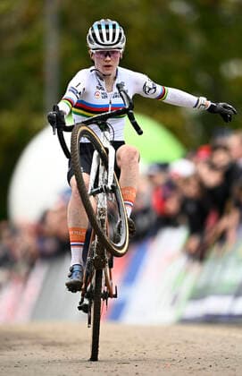 Bilder des Jahres, Sport 11 November Sport Themen der Woche KW44 Dutch Puck Pieterse celebrates as she crosses the finish line to win the U23 women s race at the European Championships cyclocross cycling, Sunday 06 November 2022, in Namur, Belgium. JASPERxJACOBS  x48803928x