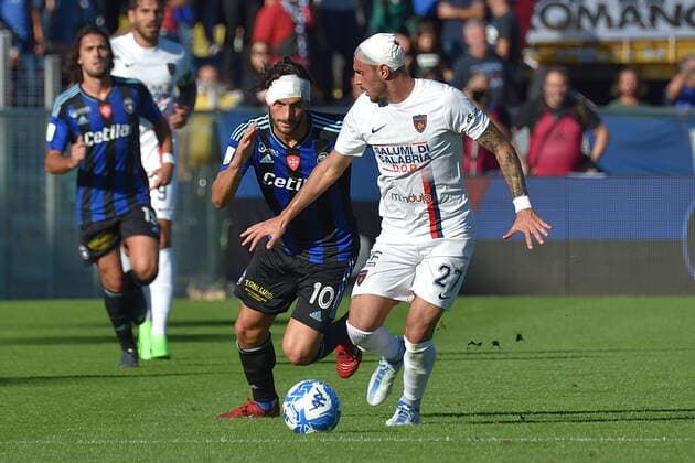 Sport Themen der Woche KW44 November 5, 2022, Pisa, Italy: Pisa, Italy, Arena Garibaldi, November 05, 2022, Ernesto Torregrossa (Pisa) and Pietro Martino (Cosenza) during AC Pisa vs Cosenza Calcio - Italian soccer Serie B match. Italian soccer Serie B match - AC Pisa vs Cosenza Calcio, Pisa, Italy  - ZUMAl164 20221105_zsa_l164_1343 Copyright: xGabrielexMasottix