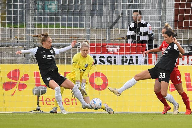 06 11 2022, xhbx, Fussball 1 Bundesliga Damen, Eintracht Frankfurt Frauen 1 FC Koeln emspor, v l Sophia Kleinherne Eintracht Frankfurt Damen , Stina Johannes Eintracht Frankfurt Damen , Sara Doorsoun Eintracht Frankfurt Damen DFL DFB REGULATIONS PROHIBIT ANY USE OF PHOTOGRAPHS as IMAGE SEQUENCES and or QUASI VIDEO Frankfurt am Main
