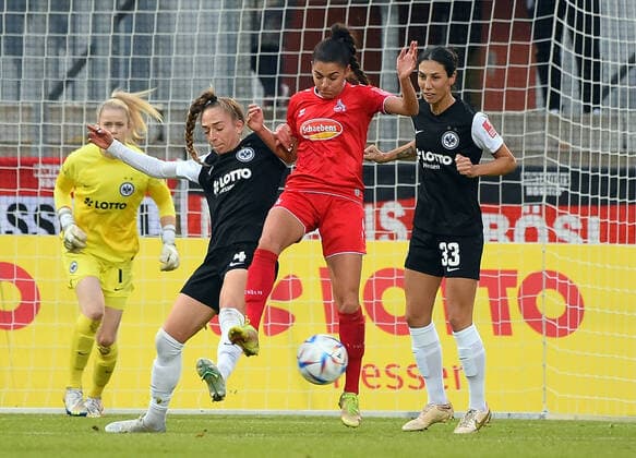 06 11 2022, xhbx, Fussball 1 Bundesliga Damen, Eintracht Frankfurt Frauen 1 FC Koeln emspor, v l Sophia Kleinherne Eintracht Frankfurt Damen , Manjou Wilde 1 FC Köln Damen , Sara Doorsoun Eintracht Frankfurt Damen DFL DFB REGULATIONS PROHIBIT ANY USE OF PHOTOGRAPHS as IMAGE SEQUENCES and or QUASI VIDEO Frankfurt am Main