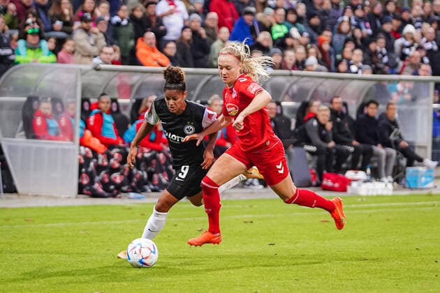 Frankfurt, Germany, November 6th 2022: Shekiera Martinez (9 Frankfurt) and Sarah Puntigam (17 Koeln) batttle for thr ball during the FLYERALARM Frauen-Bundesliga match between Eintracht Frankfurt and 1. FC Koeln at the Stadium at Brentanobad in Frankfurt am Main, Germany. (Norina Toenges Sports Press Photo SPP) Copyright: xNorinaxToenges SportsxPressxPhotx spp-en-NoToPrPh-SGE - FCK-04415
