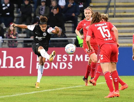 06.11.2022, xhbx, Fussball 1.Bundesliga Damen, Eintracht Frankfurt Frauen - 1.FC Koeln emspor, v.l. Shekiera Martinez (Eintracht Frankfurt Damen), Lotta Cordes (1.FC Köln Damen) (DFL DFB REGULATIONS PROHIBIT ANY USE OF PHOTOGRAPHS as IMAGE SEQUENCES and or QUASI-VIDEO) Frankfurt am Main