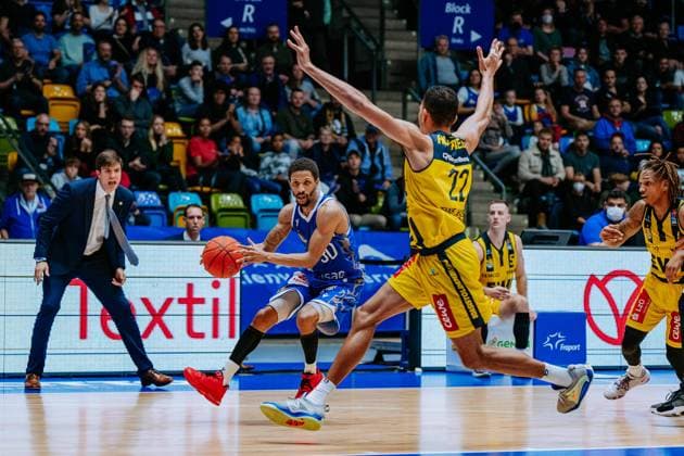 J J Frazier Fraport Skyliners, 30 before T J Holyfield EWE Baskets Oldenburg, 22 and Pedro Calles EWE Baskets Oldenburg, head coach in the background, GER, Fraport Skyliners vs Basketball Loewen Braunschweig, Basketball, easycredit BBL, main round, 5 matchday, 2022 2023 season, 30 10 2022, ¨ Fraport Skyliners vs EWE Baskets Oldenburg, basketball, easycredit BBL, main round, 6 matchday, 2022 2023 season, 06 11 2022 Frankfurt am Main. Copyright: xEibner-Pressefoto DmitrijxZibartx EP_DZT