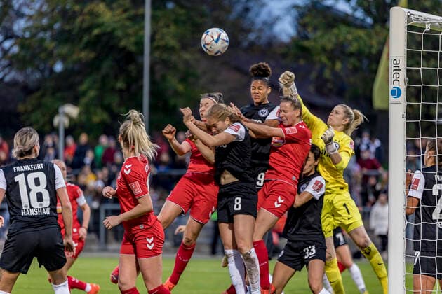 Flyeralarm Womens Bundesliga Eintracht Frankfurt 1 FC Köln, Stadion am Brentanobad, Frankfurt, 06 11 2022 8 Camilla Küver Eintracht Frankfurt 23 Stina Johannes Eintracht Frankfurt 1 Jana Beuschlein 23, 1 FC Koeln , Eintracht Frankfurt 1 FC Köln, Frankfurt, Stadion am Brentanobad, 6 11 2022 Copyright: xBEAUTIFULxSPORTS Gawlikx