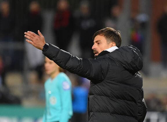 06 11 2022, xhbx, football 1 Bundesliga ladies, Eintracht Frankfurt women 1 FC Koeln emspor, v l coach Niko Arnautis Eintracht Frankfurt ladies DFL DFB REGULATIONS PROHIBIT ANY USE OF PHOTOGRAPHS as IMAGE SEQUENCES and or QUASI VIDEO Frankfurt am Main
