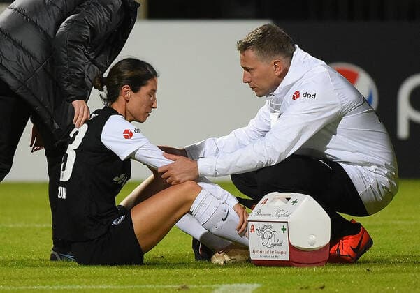 06 11 2022, xhbx, football 1 Bundesliga ladies, Eintracht Frankfurt women 1 FC Koeln emspor, v l Sara Doorsoun Eintracht Frankfurt ladies injured, injury, DFL DFB REGULATES PROHIBIT ANY USE OF PHOTOGRAPHS as IMAGE SEQUENCES and or QUASI VIDEO Frankfurt am Main