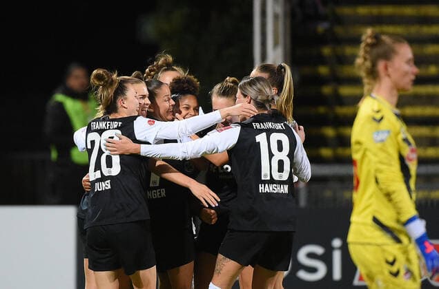 06 11 2022, xhbx, football 1 Bundesliga ladies, Eintracht Frankfurt women 1 FC Koeln emspor, v l goal celebration, celebrate the goal 1 0 by Shekiera Martinez Eintracht Frankfurt ladies DFL DFB REGULATIONS PROHIBIT ANY USE OF PHOTOGRAPHS as IMAGE SEQUENCES and or QUASI VIDEO Frankfurt am Main