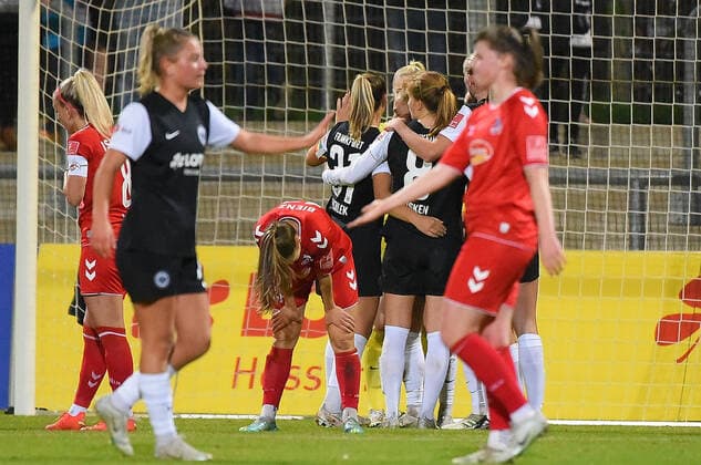 06 11 2022, xhbx, football 1 Bundesliga women, Eintracht Frankfurt women 1 FC Koeln emspor, v l players after the final whistle DFL DFB REGULATES PROHIBIT ANY USE OF PHOTOGRAPHS as IMAGE SEQUENCES and or QUASI VIDEO Frankfurt am Main