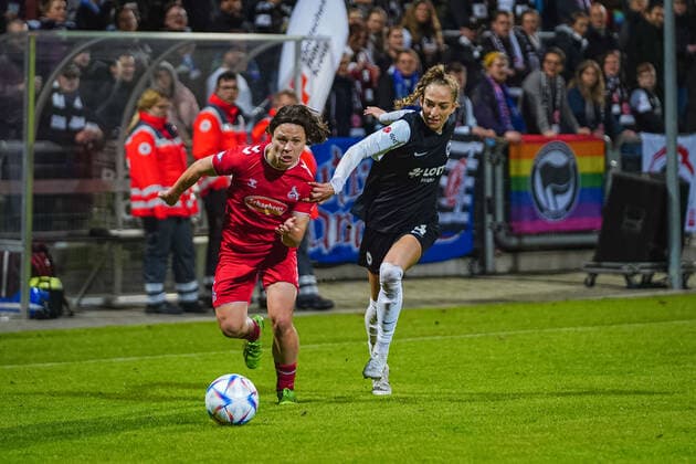 Frankfurt, Germany, November 6th 2022: Ally Gudorf (12 Koeln) and Sophia Kleinherne (4 Frankfurt) during the FLYERALARM Frauen-Bundesliga match between Eintracht Frankfurt and 1. FC Koeln at the Stadium at Brentanobad in Frankfurt am Main, Germany. (Norina Toenges Sports Press Photo SPP) Copyright: xNorinaxToenges SportsxPressxPhotx spp-en-NoToPrPh-SGE - FCK-04591
