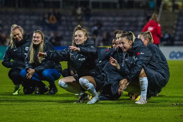 Frankfurt, Germany, November 6th 2022: Players of Eintracht Frankfurt celebrate the win after the FLYERALARM Frauen-Bundesliga match between Eintracht Frankfurt and 1. FC Koeln at the Stadium at Brentanobad in Frankfurt am Main, Germany. (Norina Toenges Sports Press Photo SPP) Copyright: xNorinaxToenges SportsxPressxPhotx spp-en-NoToPrPh-SGE - FCK-04650