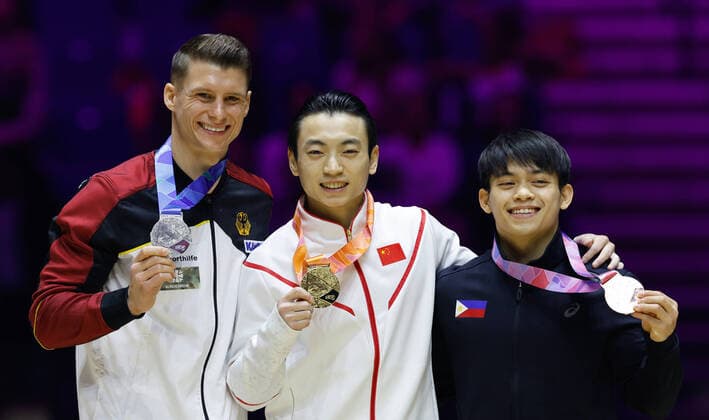 Bilder des Jahres, Sport 11 November Sport Themen der Woche KW44 Sport Bilder des Tages 6th November 2022, M&amp;S Bank Arena, Liverpool, England; 2022 World Artistic Gymnastics Championships Finals; Men s Apparatus Final Parallel Bars - gold medallist - Jingyuan Zou (CHN) (centre), silver medallist - Lukas Dauser (GER) (left), bronze medallist - Carlos Edriel Yulo (PHI) (right)  ActionPlus12446396 RogerxEvans