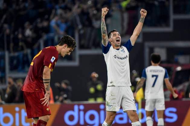 Sport Bilder des Tages Alessio Romagnoli of SS Lazio celebrates while Nicolo Zaniolo of AS Roma looks dejected at the end of the Serie A football match between AS Roma and SS Lazio at Olimpico stadium in Rome (Italy), November 6th, 2022. Photo Andrea Staccioli Insidefoto andreaxstaccioli