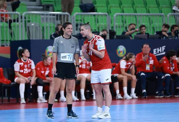 European Women s Handball Championship - Day 3 LJUBLJANA, SLOVENIA - NOVEMBER 06: Katarina Jezic of Croatia in conversation with Referee Maike Merz during EHF European Women s Handball Championship match between Croatia and Hungary at Arena Stozice on November 6, 2022 in Ljubljana, Slovenia. SanjinxStrukic PIXSELL