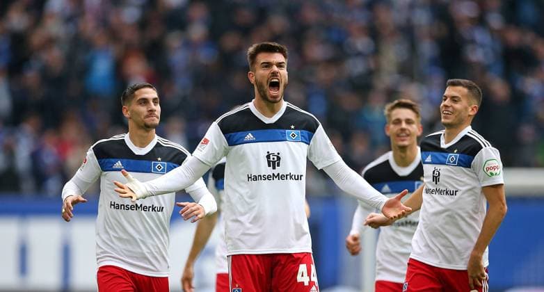 06.11.2022, Fussball 2. Bundesliga 2022 2023, 15. Spieltag, Hamburger SV - SSV Jahn Regensburg , im Volksparkstadion Hamburg. Jubel (L-R) Ludovit Reis (Hamburg), Torschütze Mario Vuskovic (Hamburg) und Laszlo Benes (Hamburg) zum Tor zum 1:1 ***DFL and DFB regulations prohibit any use of photographs as image sequences and or quasi-video.*** *** 06 11 2022, Football 2 Bundesliga 2022 2023, 15 Matchday, Hamburger SV SSV Jahn Regensburg , at Volksparkstadion Hamburg cheering L R Ludovit Reis Hamburg , goal scorer Mario Vuskovic Hamburg and Laszlo Benes Hamburg to score 1 1 DFL and DFB regulations prohibit any use of photographs as image sequences and or quasi video