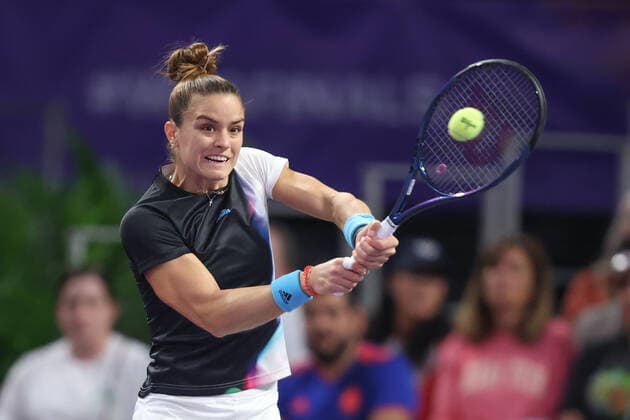 FORT WORTH, TX - NOVEMBER 06: Maria Sakkari (GRE) hits a backhand during the WTA, Tennis Damen Finals on November 6, 2022 at Dickies Arena in Fort Worth, TX. (Photo by George Walker Icon Sportswire) TENNIS: NOV 06 WTA Finals Icon22110601