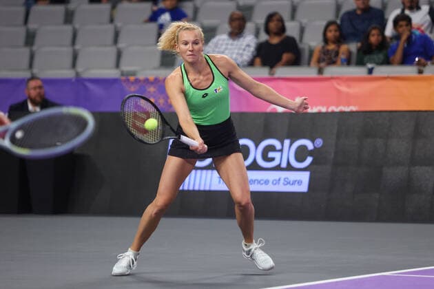 FORT WORTH, TX - NOVEMBER 06: Katerina Siniakova (CZE) hits a forehand during the WTA, Tennis Damen Finals on November 6, 2022 at Dickies Arena in Fort Worth, TX. (Photo by George Walker Icon Sportswire) TENNIS: NOV 06 WTA Finals Icon22110603